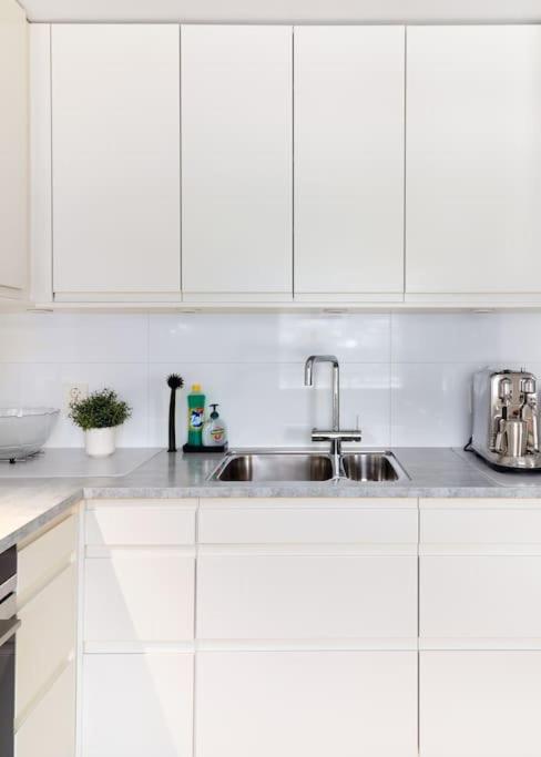 Bergen'S Finest: Sleek Oasis With Two Bedroom Exterior photo